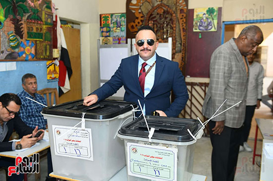 أمين عام حزب مصر الفتاة يدلى بصوته في لجنته بمدينة نصر (7)