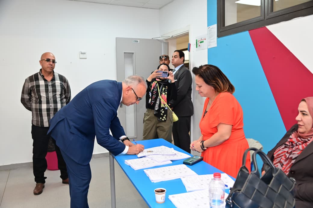 وزير الرى يدلى بصوته في انتخابات النواب