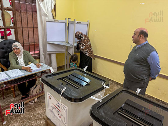 كبار السن وذوو الاحتياجات الخاصة يتهافتون على التصويت فى مدرسة محمد فريد (4)