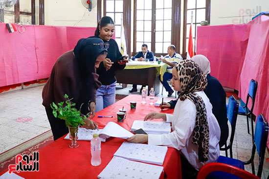 إقبال الناخبين الشباب بلجان مدرسة قصر الدوبارة (18)
