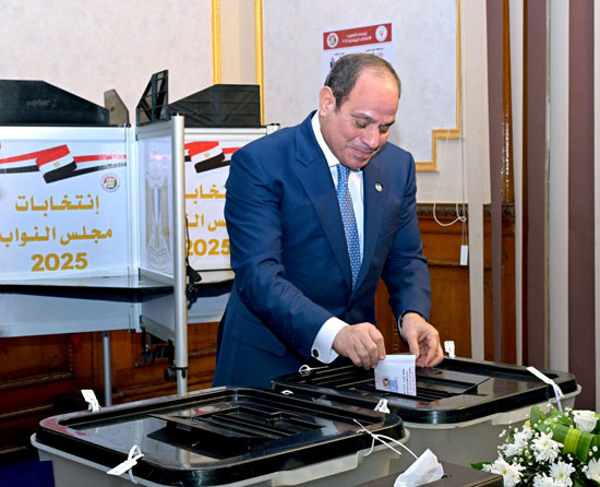 الرئيس السيسى يدلى بصوته فى انتخابات مجلس النواب (1)