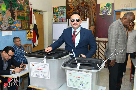 أمين عام حزب مصر الفتاة يدلى بصوته في لجنته بمدينة نصر (1)