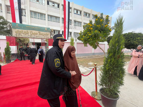 ضابطة-تساعد-مسنة-على-الوصول-إلى-لجنتها-الانتخابية-فى-التجمع-الخامس-(1)