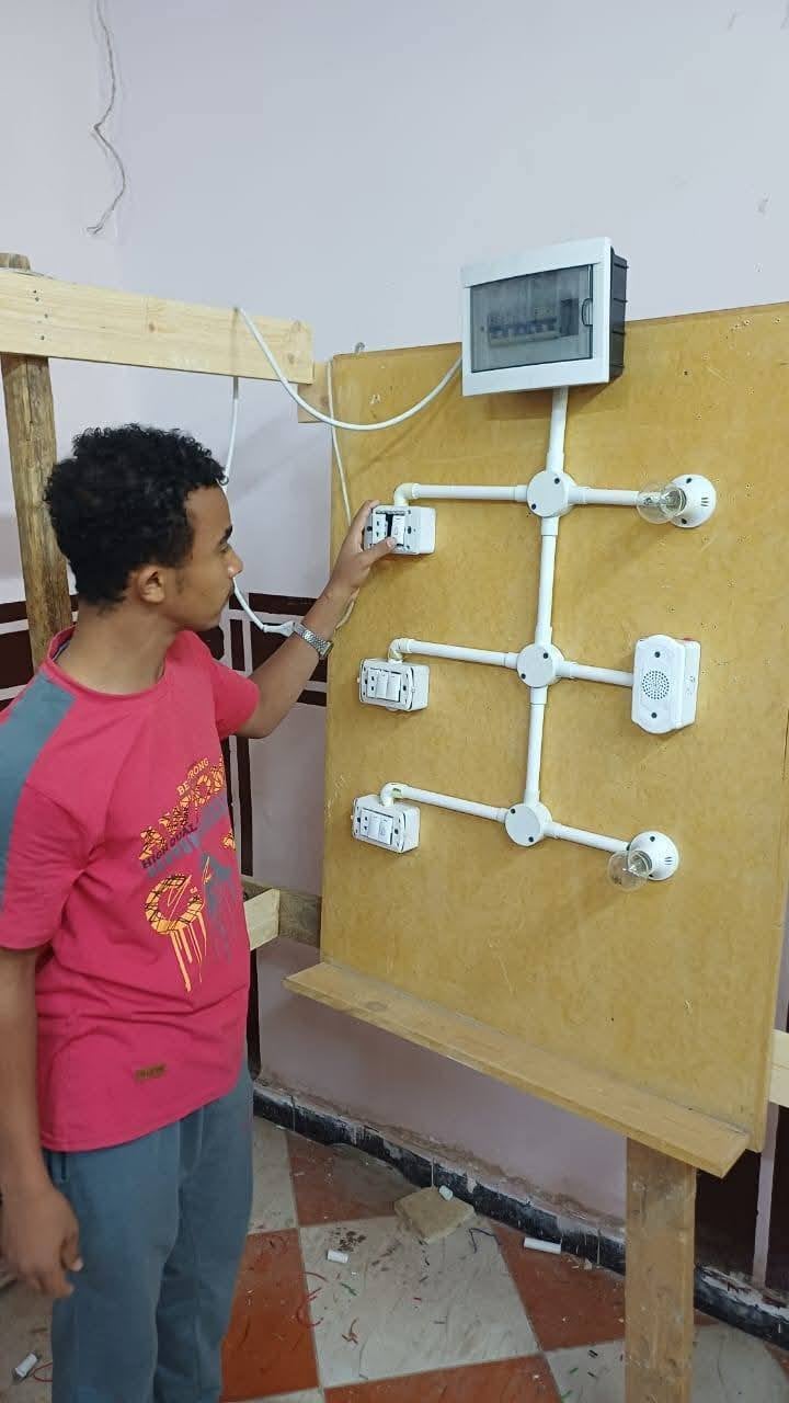 تدريب عملي لدورة كهرباء السلسيون برعاية وحدة السكان ومركز دندرة الثقافي بإسنا