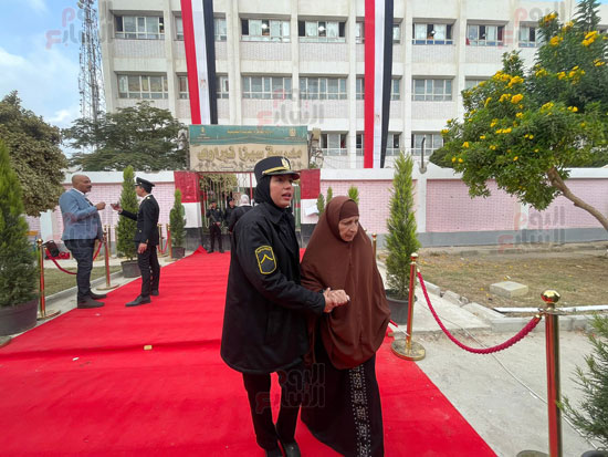 ضابطة-تساعد-مسنة-على-الوصول-إلى-لجنتها-الانتخابية-فى-التجمع-الخامس-(2)
