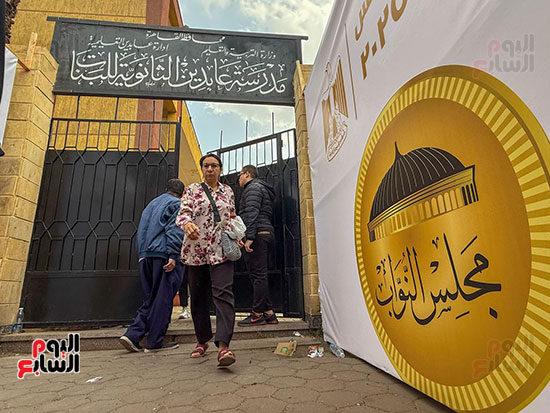 كبار السن وذوو الاحتياجات الخاصة يتهافتون على التصويت فى مدرسة محمد فريد (7)