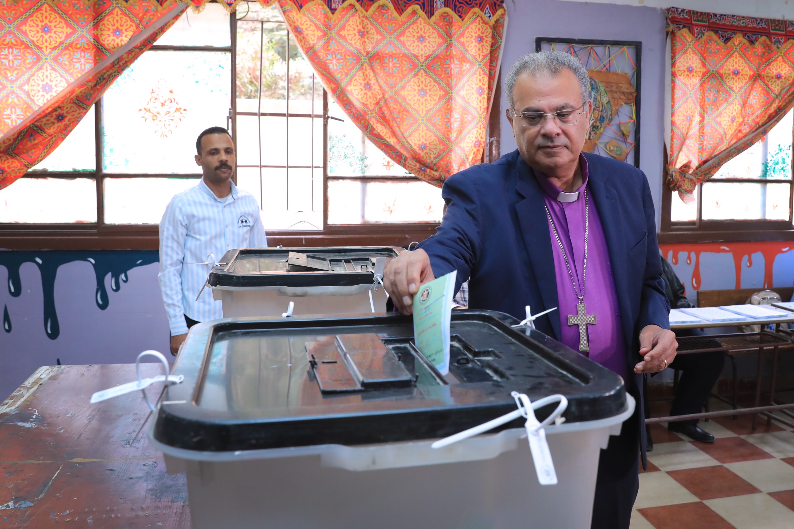 رئيس الطائفة الإنجيلية يدلي بصوته بانتخابات النواب