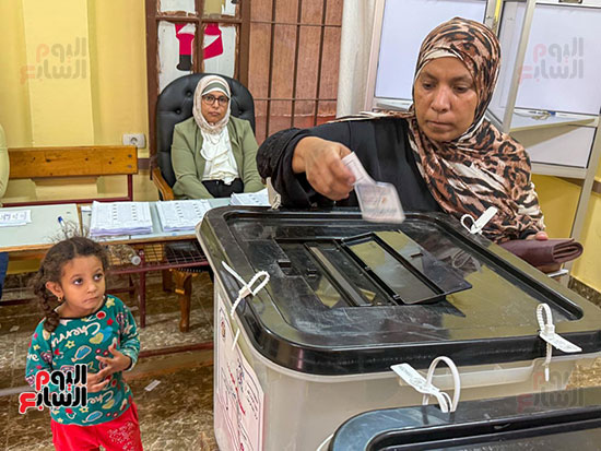 كبار السن وذوو الاحتياجات الخاصة يتهافتون على التصويت فى مدرسة محمد فريد (2)
