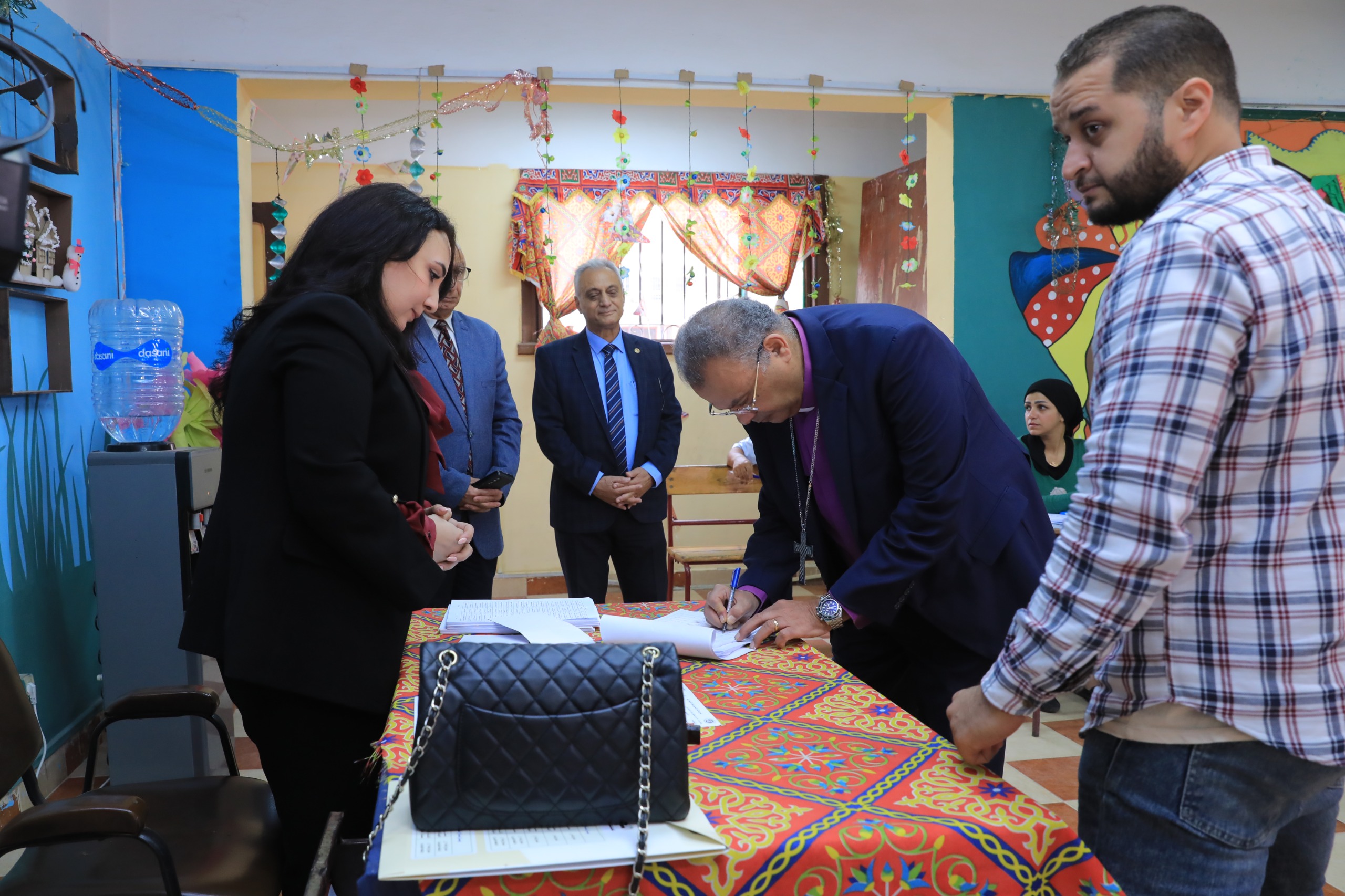 رئيس الطائفة الإنجيلية خلال الإدلاء بصوته