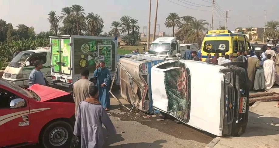 أول صور لإنقلاب سيارة نقل بالقرب من منطقة الخزان