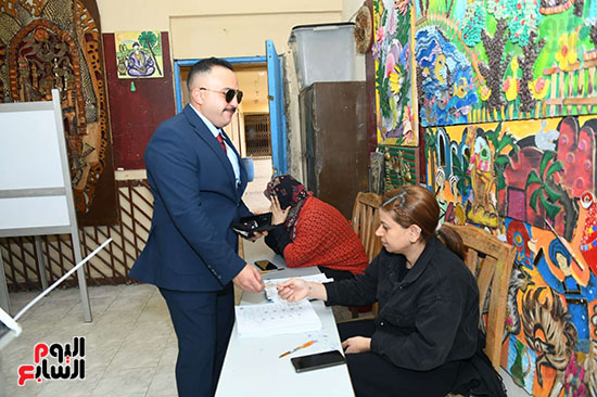 أمين عام حزب مصر الفتاة يدلى بصوته في لجنته بمدينة نصر (6)