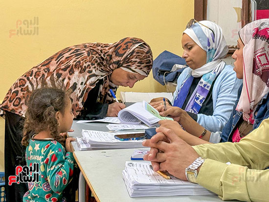 كبار السن وذوو الاحتياجات الخاصة يتهافتون على التصويت فى مدرسة محمد فريد (6)