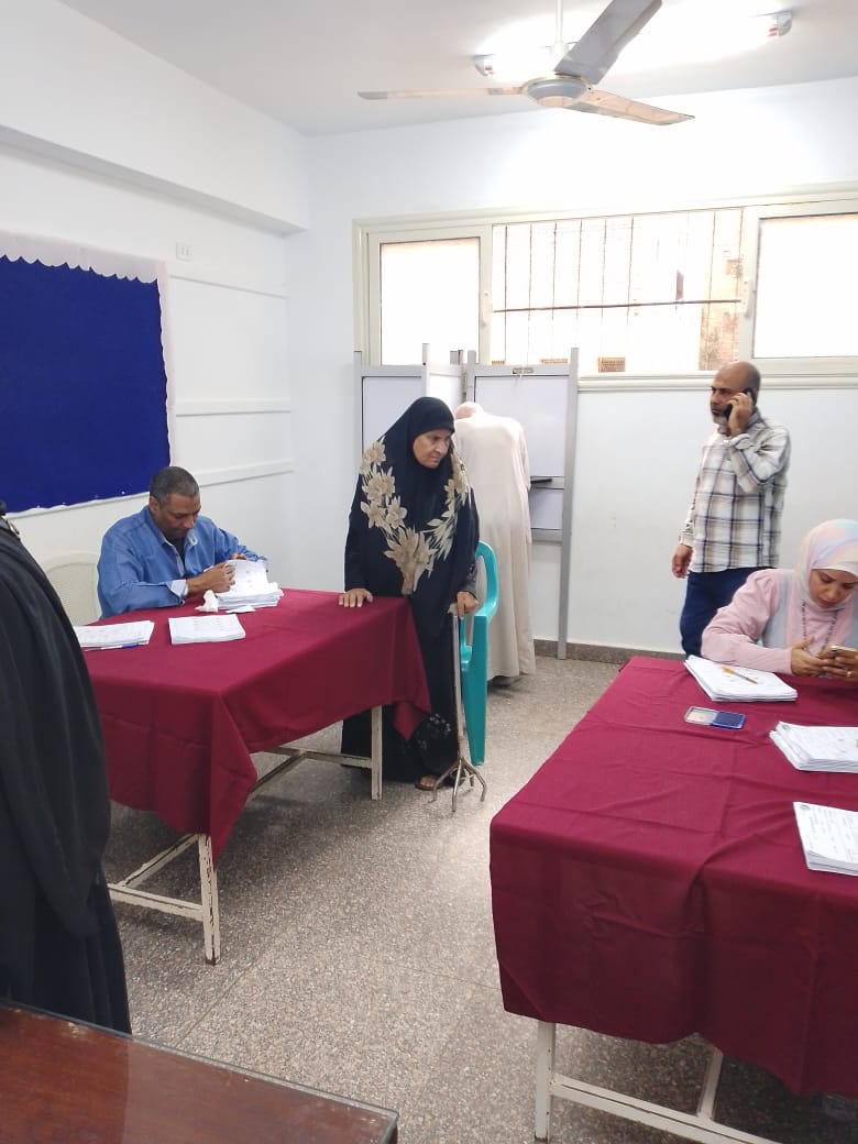 كبار السن يتكئون على عكاكيزهم للإدلاء بأصواتهم في الانتخابات كبار السن يتكئون على عكاكيزهم للإدلاء بأصواتهم في الانتخابات