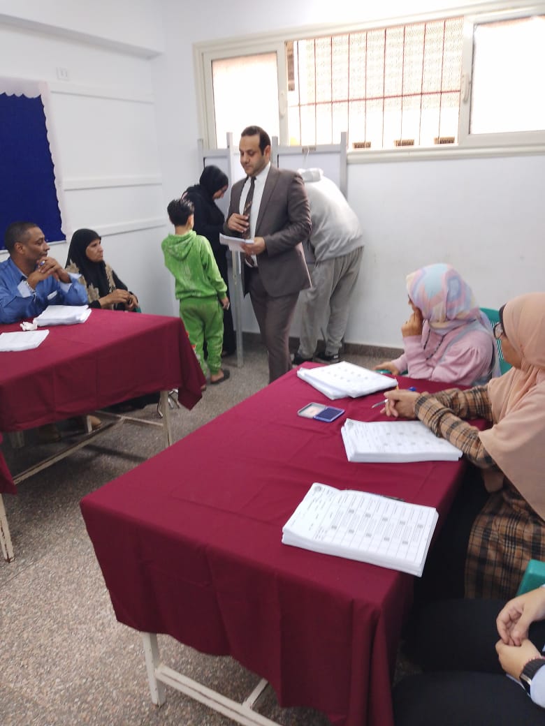 رئيس لجنة فرعية بالمطرية يقدم الدعم للناخبين رئيس لجنة فرعية بالمطرية يقدم الدعم للناخبين