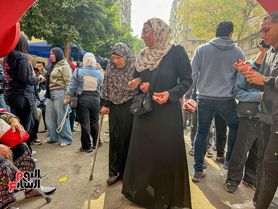 كبار السن وذوو الاحتياجات الخاصة يتهافتون على التصويت فى مدرسة محمد فريد (1)