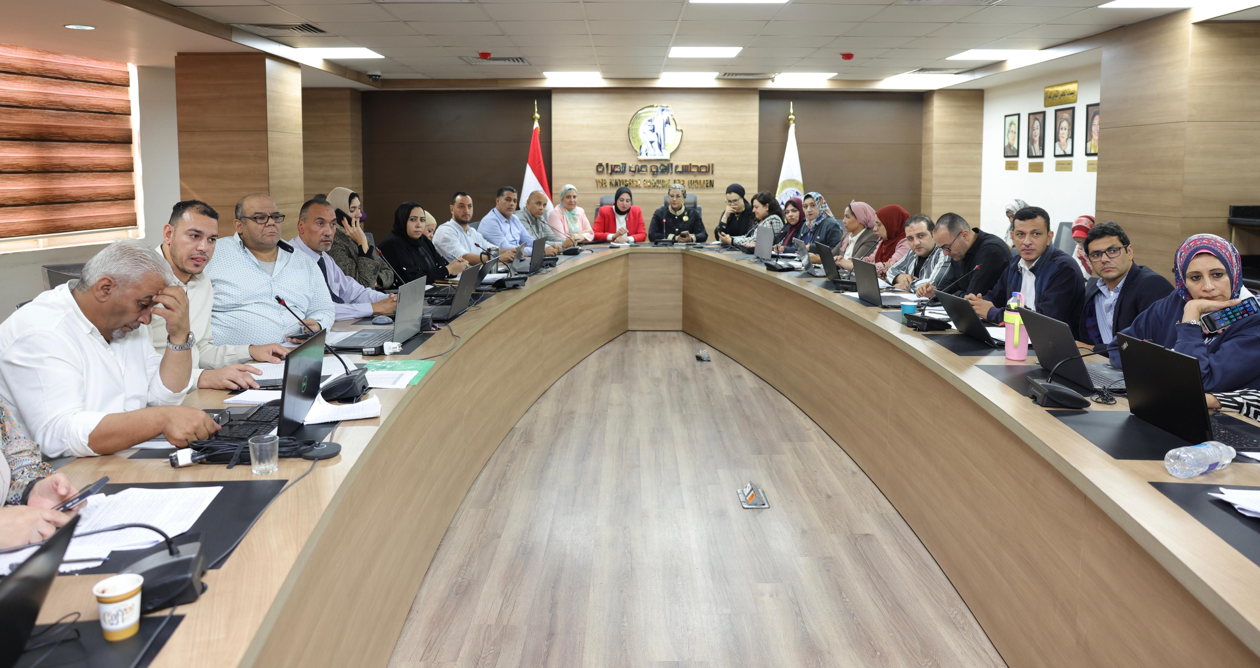 المستشارة أمل عمار تتفقد غرفة العمليات المركزية بالمجلس القومي للمرأة