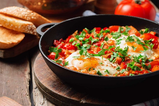 بيض بالطماطم