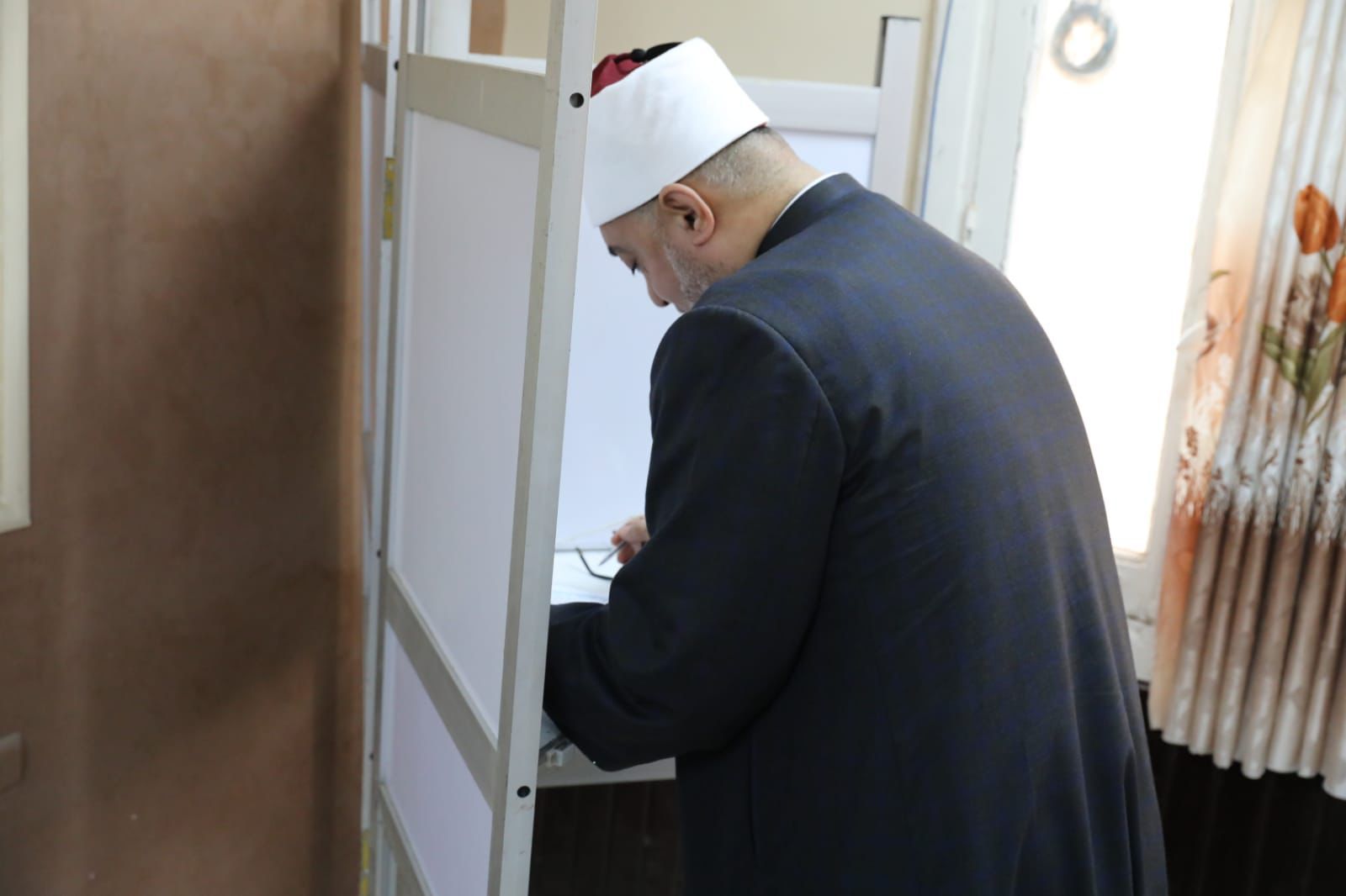 مفتي الجمهورية يُدلي بصوته مفتي الجمهورية يُدلي بصوته