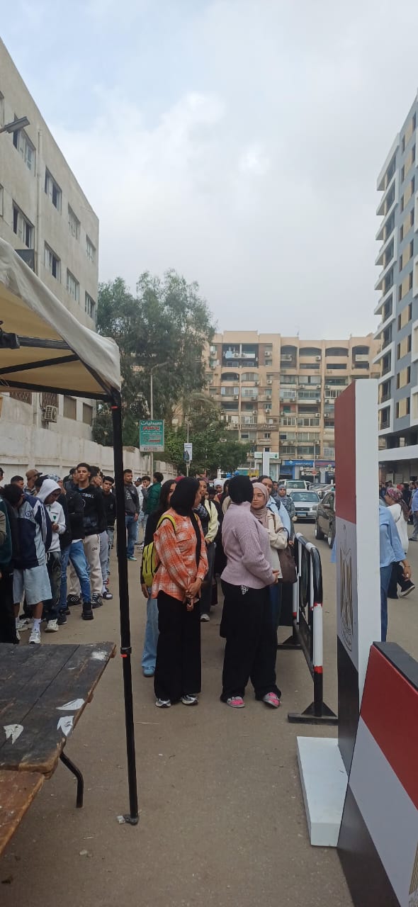 طابور من الشباب والفتيات فى لجنة مدرسة عباس العقاد (8)