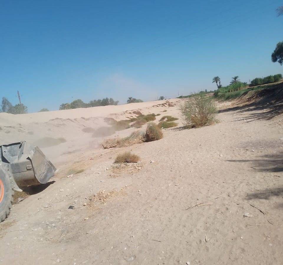 الحملات اليومية فى تطهير مخرات السيول بمدينة أرمنت