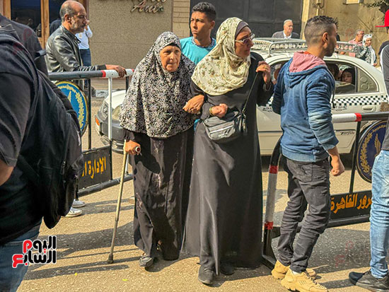 كبار السن وذوو الاحتياجات الخاصة يتهافتون على التصويت فى مدرسة محمد فريد (3)