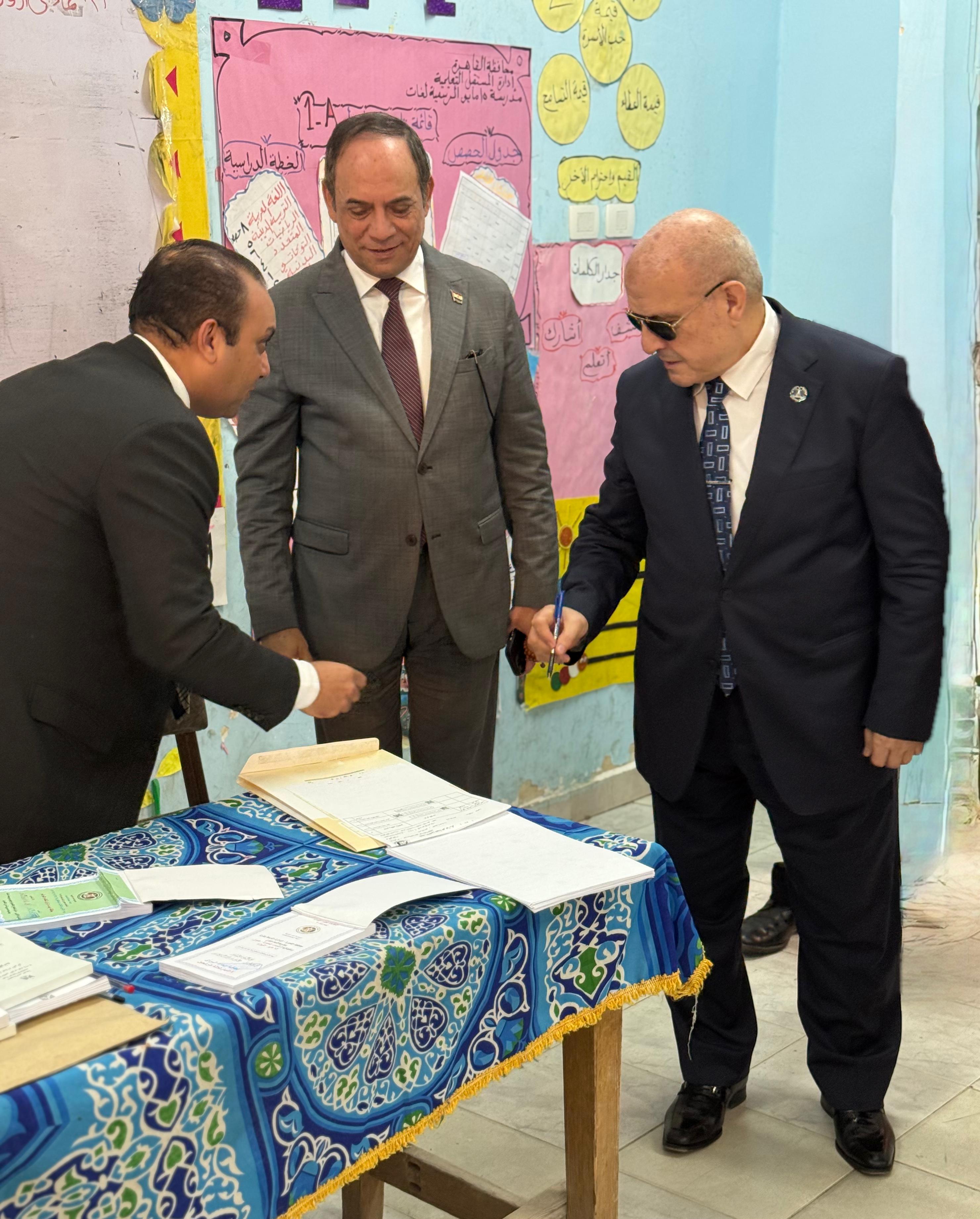 رئيس هيئة النيابة الإدارية يدلي بصوته في أول أيام المرحلة الثانية لانتخابات النواب (2)