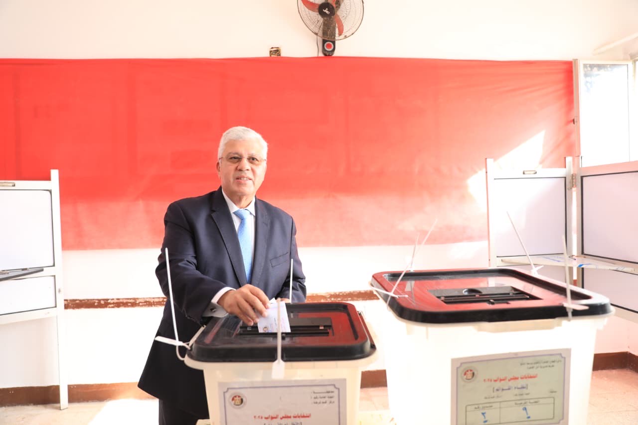 وزير التعليم العالي يُدلي بصوته فى انتخابات مجلس النواب 