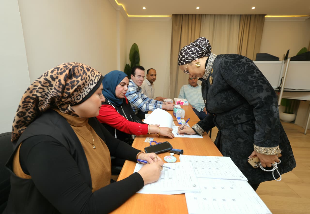 المستشارة أمل عمار تدلي بصوتها في المرحلة الثانية