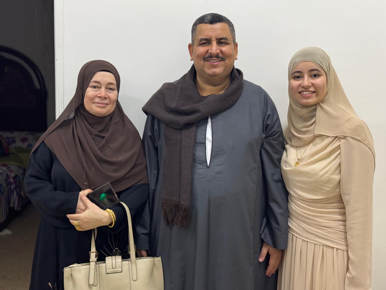 فرحة افراد العائلة فرحة افراد العائلة