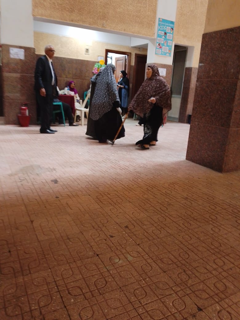 ناخبة تستند على عكازها للإدلاء بصوتها في المطرية