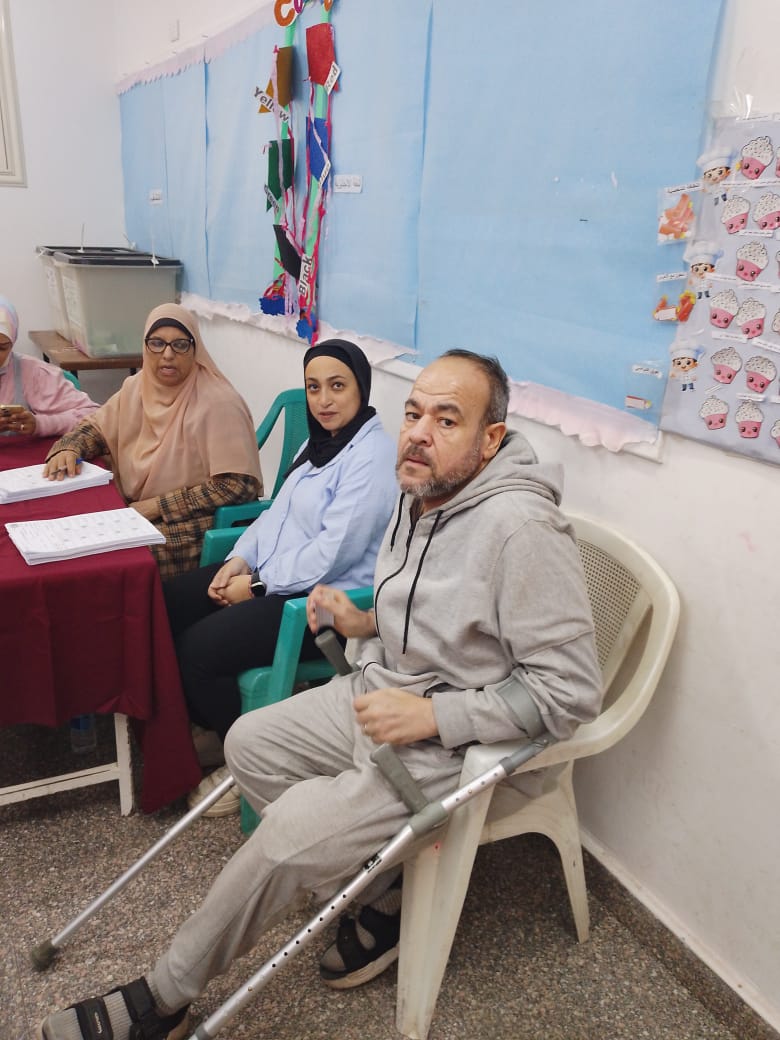 ناخب يتحدي إصابته ويشارك في الانتخابات البرلمانية