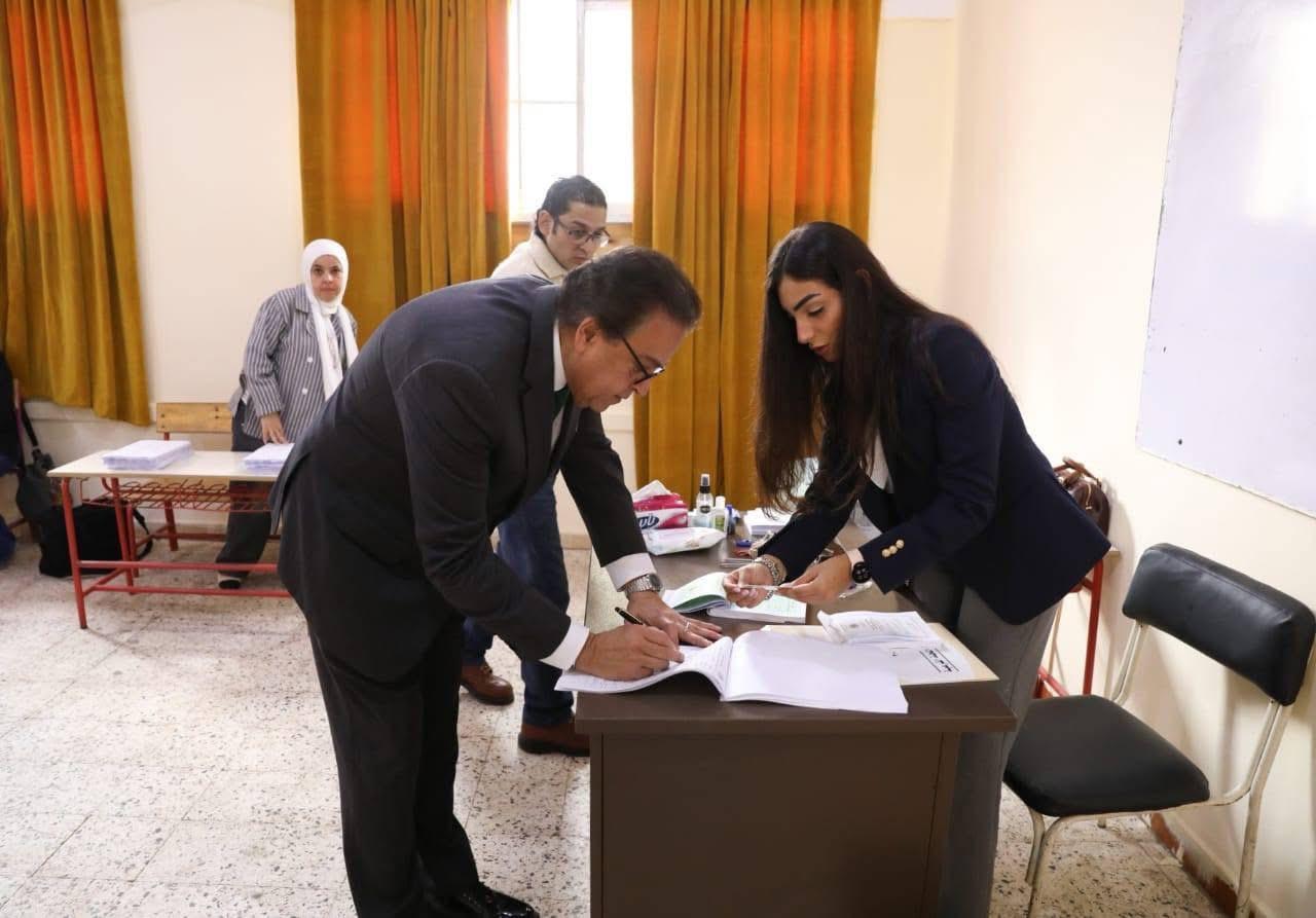 وزير الصحة يدلى بصوته فى انتخابات النواب
