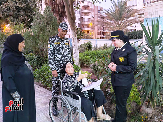 مسنة تدلى بصوتها على كرسى متحرك