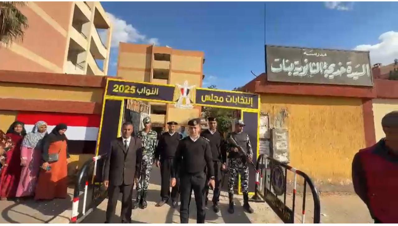 إقبال كبير للشباب على لجان السلام في القاهرة للتصويت (3)