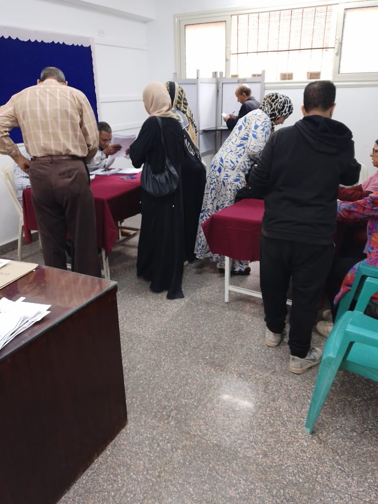 تزايد أعداد الناخبين في لجان عين شمس والمطرية قبل ساعة الراحة  (11)