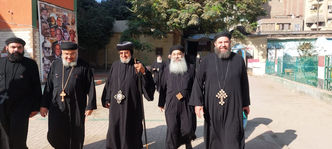 الأنبا مرقس مطران شبرا الخيمة يدلي بصوته في انتخابات مجلس النواب (8)