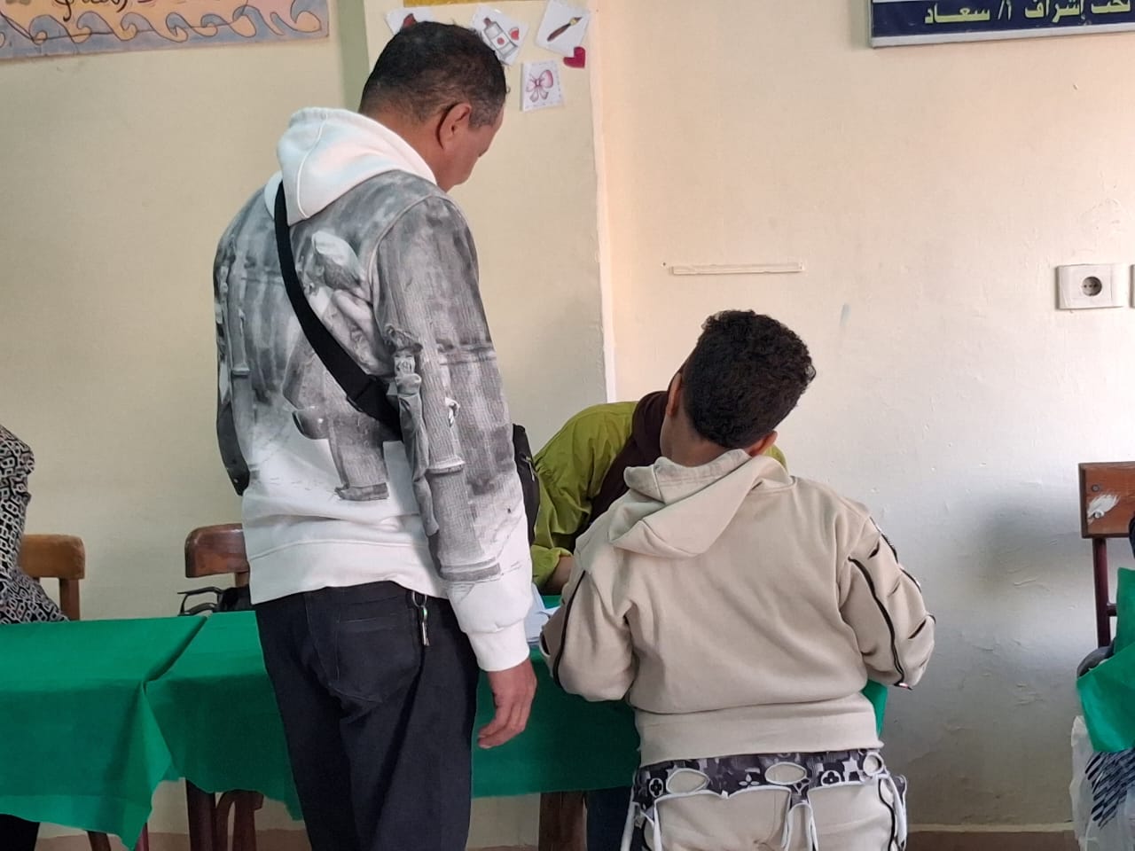  أب يصطحب نجله ليشهد معه لحظة التصويت فى انتخابات النواب 