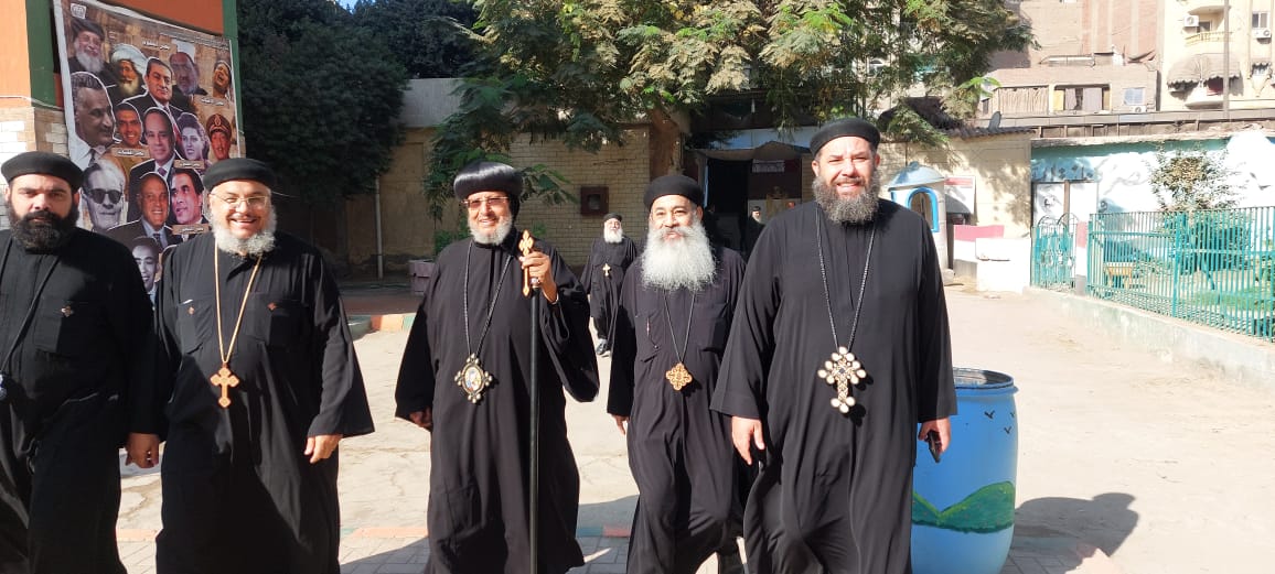 الأنبا مرقس مطران شبرا الخيمة يدلي بصوته في انتخابات مجلس النواب (15)