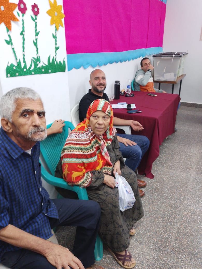 الزوجان المسنان داخل لجنة الانتخابات