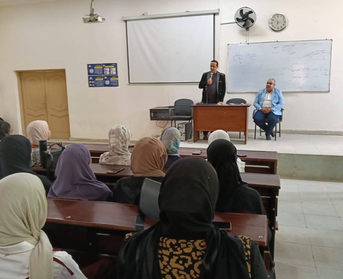 جانب من الحضور بمعهد بدر للعلوم الصحية   (2)