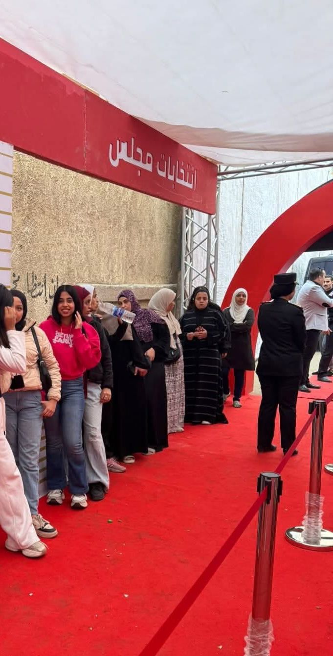 الشرطة النسائية أمام لجان النواب بحدائق القبة لمساعدة وتأمين الناخبين