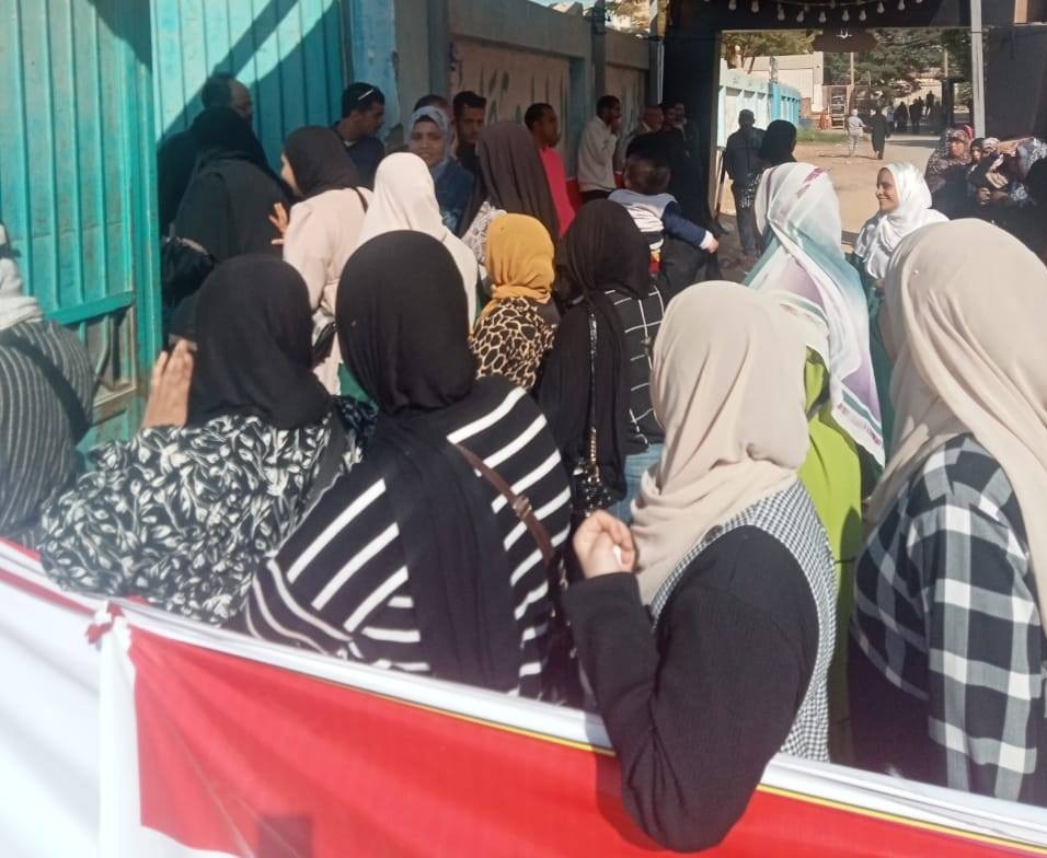 توافد الناخبين على لجان التبين