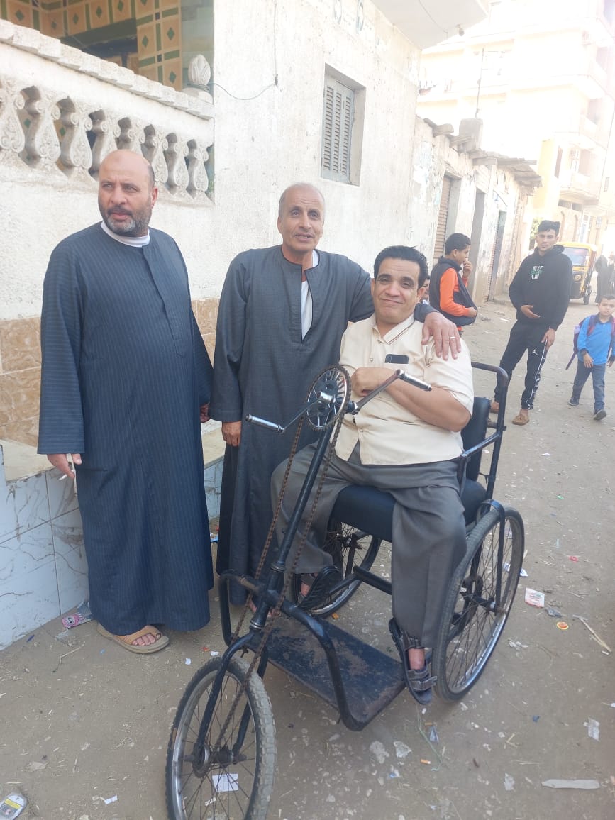 ناخب من ذوي الهمم يشارك في العملية الانتخابية