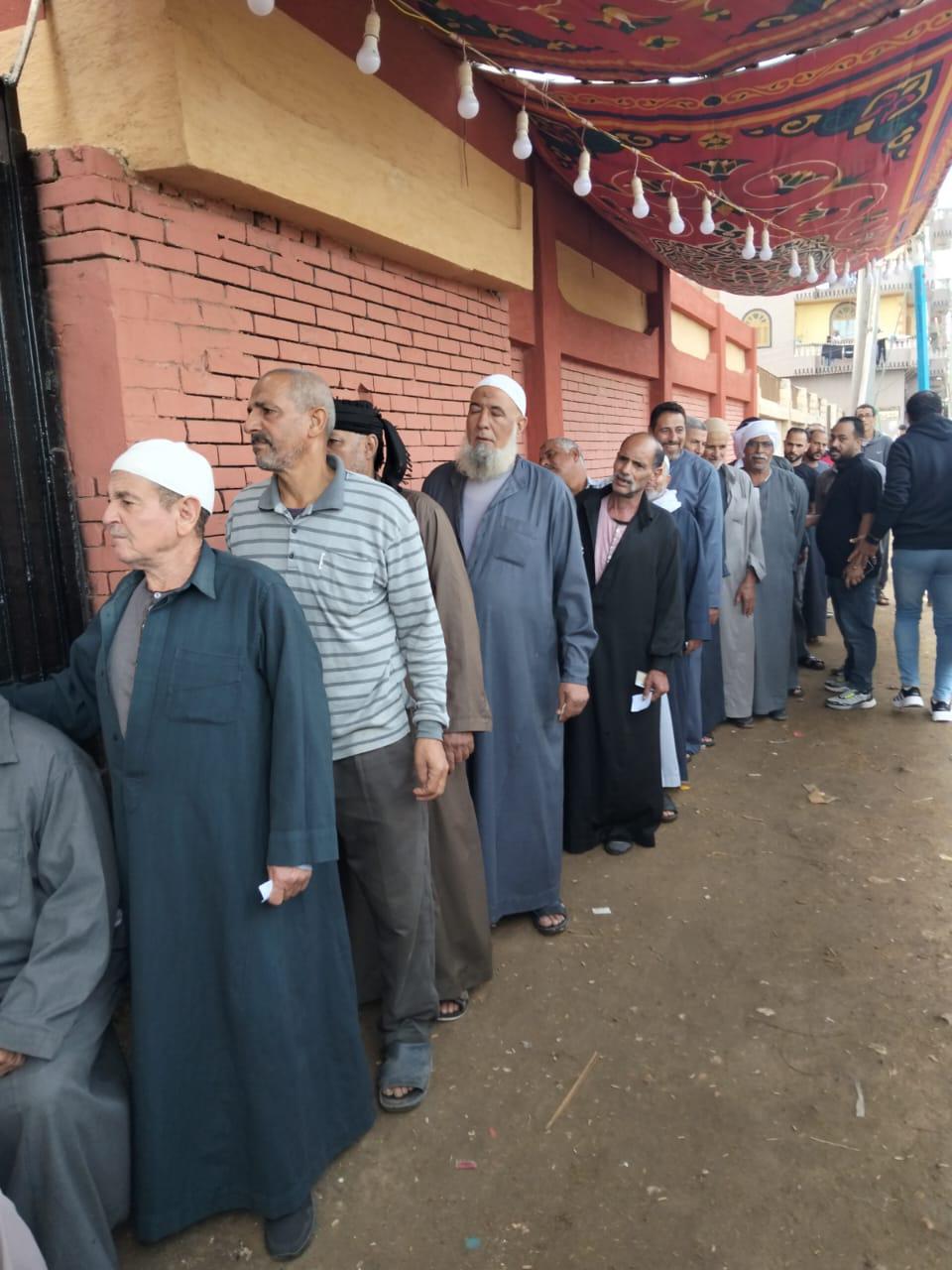 طوابير أمام اللجان وكبار السن في المقدمة