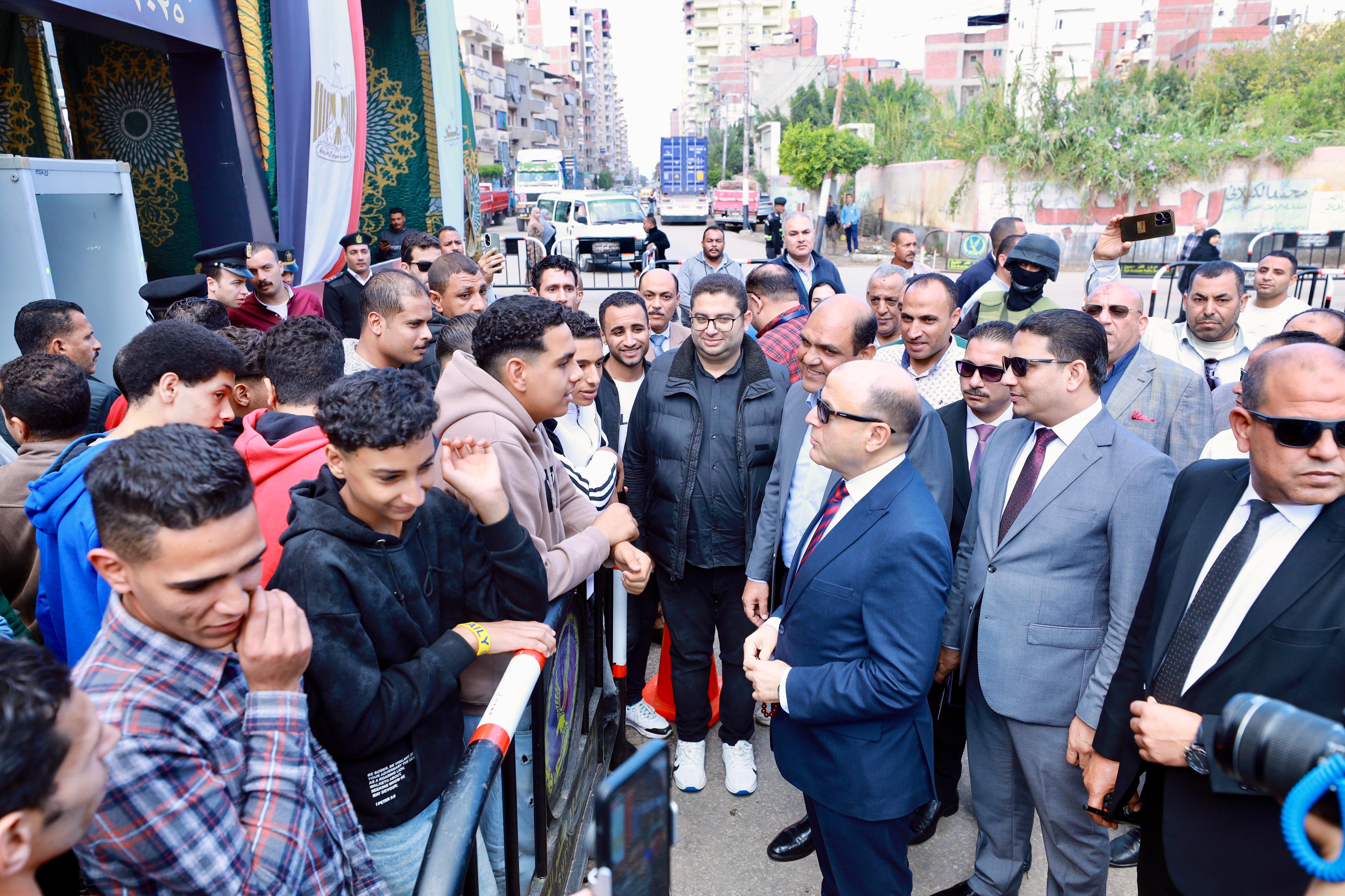 محافظ كفر الشيخ يلتقي بعدد من الناخبين
