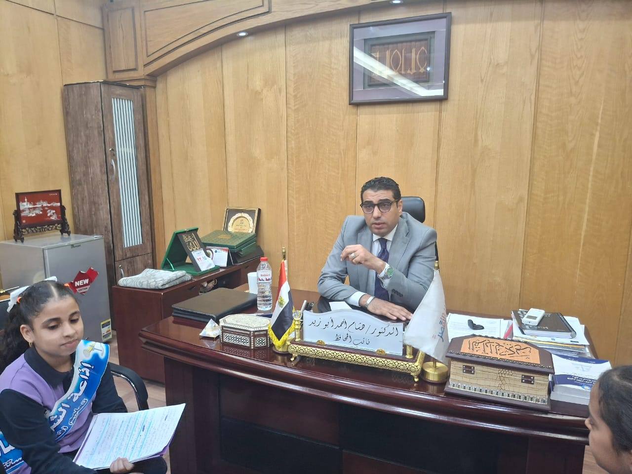 حوار تلميذة ابتدائية مع نائب محافظ الأقصر حوار تلميذة ابتدائية مع نائب محافظ الأقصر