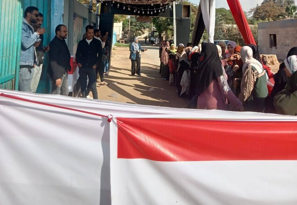 طوابير من السيدات على لجان التبين