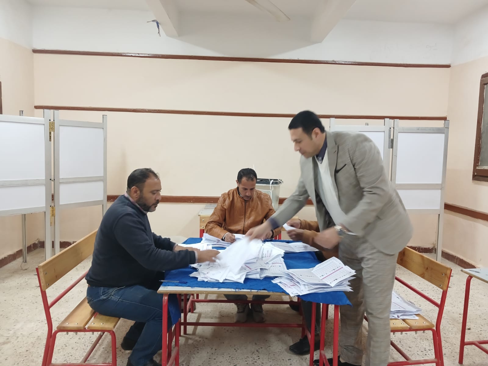 فرز أصوات الناخبين بلجنة 121 بمدرسة الناصرية فى الزقازيق (4)