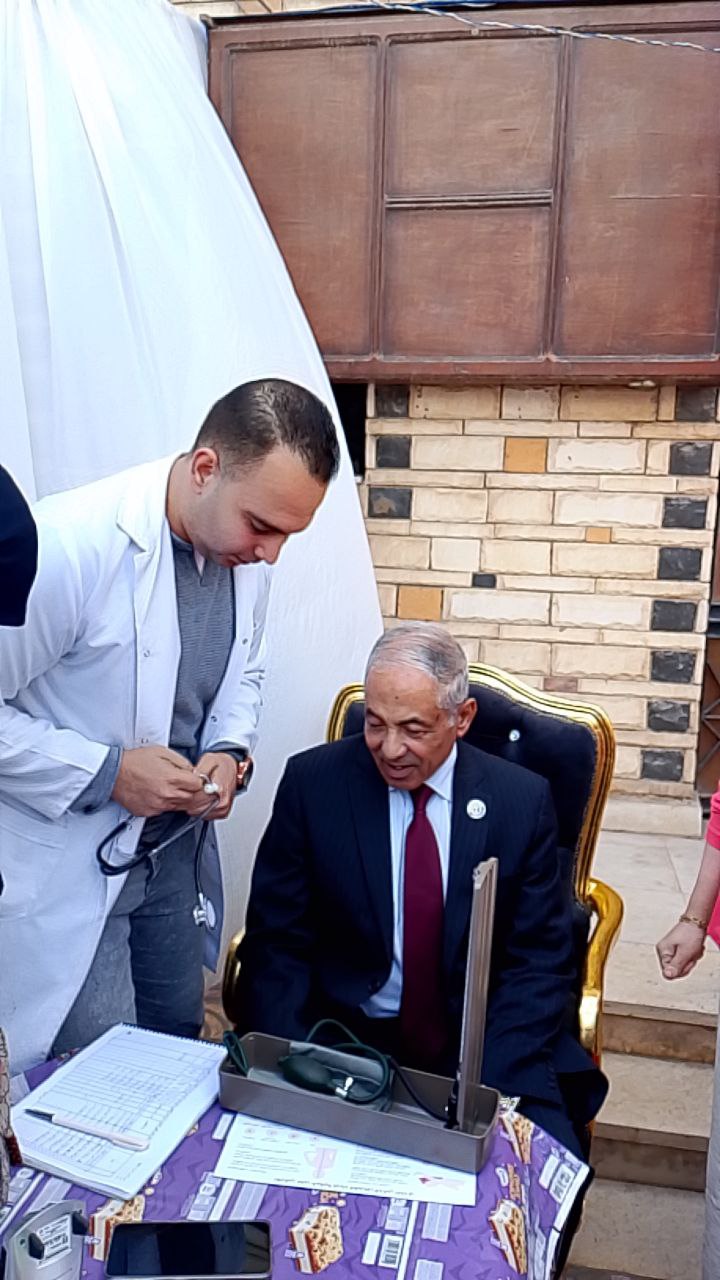 وكيل مجلس الشيوخ يوقع الكشف الطبي أمام اللجان الانتخابية وكيل مجلس الشيوخ يوقع الكشف الطبي أمام اللجان الانتخابية