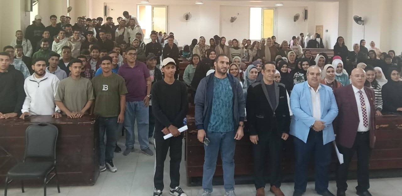 جانب من الحضور بمعهد بدر للعلوم الصحية   (1)